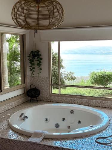 주변 환경, The White Chalet View in 마바라
