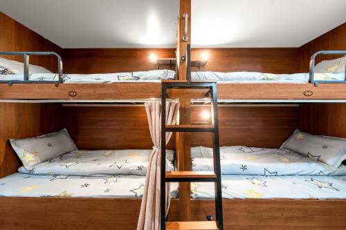 Bed in 6-Bed Female Dormitory Room room in Riverside International Youth Hostel阅江老院青年旅舍