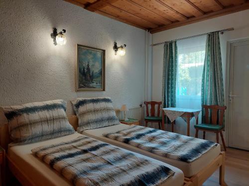 2 twin beds