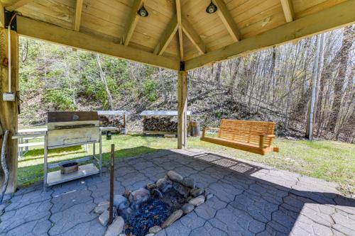 Hillside Cabin and Grill - Near Smoky Mountains in Maggie Valley, USA