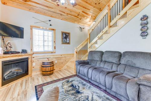 Hillside Cabin and Grill - Near Smoky Mountains in Maggie Valley, USA