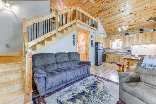 Hillside Cabin and Grill - Near Smoky Mountains in Maggie Valley, USA