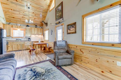 Hillside Cabin and Grill - Near Smoky Mountains in Maggie Valley, USA