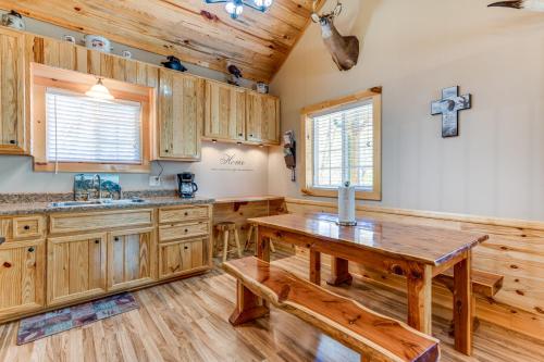 Hillside Cabin and Grill - Near Smoky Mountains in Maggie Valley, USA