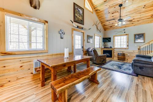 Hillside Cabin and Grill - Near Smoky Mountains in Maggie Valley, USA