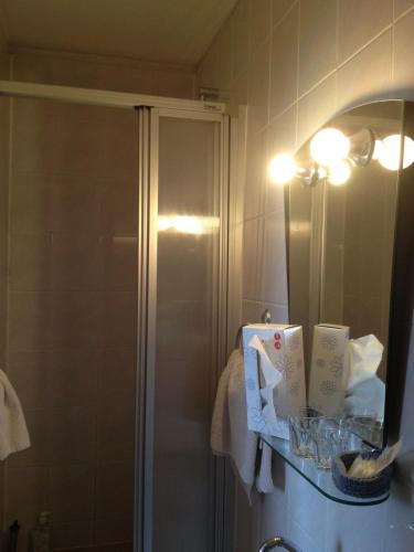Twin Room with Private Bathroom image 8