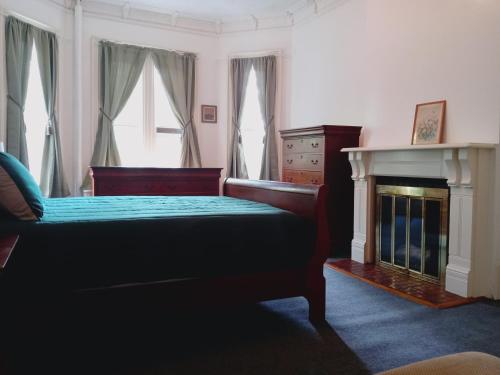 Mini Mansion Hotel near public transportation is the yellow and green house on the corner of 8th st and Madison avenue