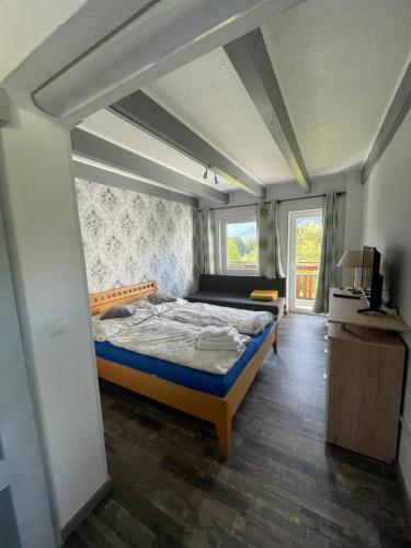 1 queen bed, 1 sofa bed