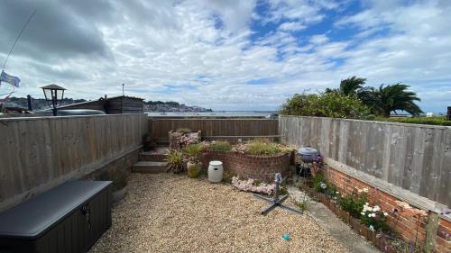 trädgård, Cozy coastguard cottage with sea views in East Cowes