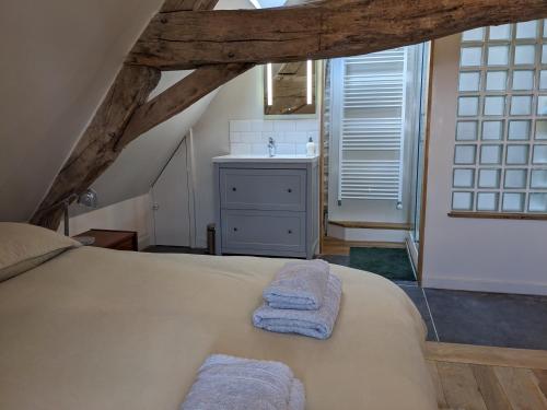 La Grange de la Porterie - Magnificent House and Barn Conversion in Historic village