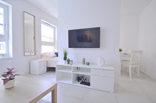 King Studio with Sofa Bed image 10
