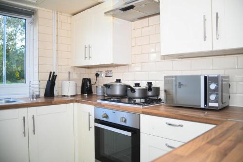 Konyha, 87 négyzetméteres, 3 hálószobás Ház 2 fürdőszobával Bentley területén (A Charming 3-Bedroom Home in West Midlands) in Bentley