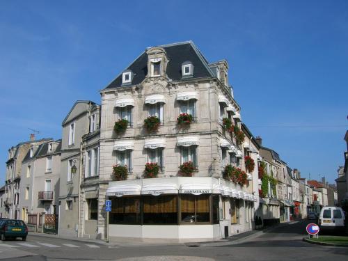 Hôtel Restaurant Des Remparts - Hôtel - Chaumont