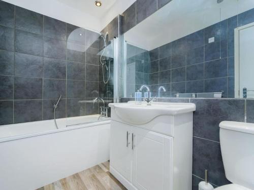 Baltic Dockside Apartment, Free Parking, Liverpool (photo 5)