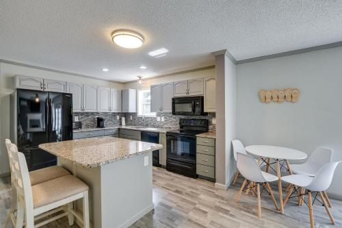 Group-Friendly Myrtle Beach House w/ Deck in Socastee (SC)