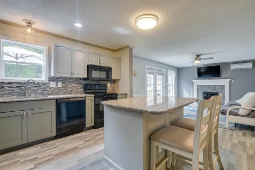 Group-Friendly Myrtle Beach House w/ Deck in Socastee (SC)