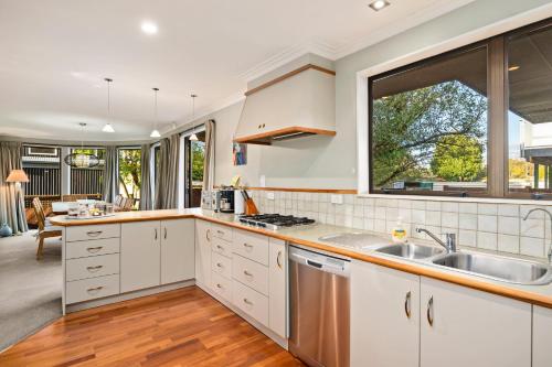 Taupo Escape - Rainbow Point Holiday Home - image 3