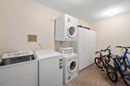 Taupo Escape - Rainbow Point Holiday Home - image 4