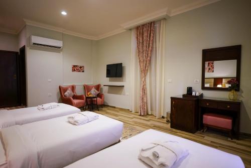 3 twin beds