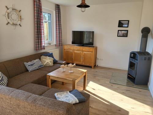 Ferienhäuser Hühnergott und Kranichnest, Sauna, Kamin und Garten (Ferienhauser Huhnergott und Kranichnest, Sauna, Kamin und Garten) in Breege