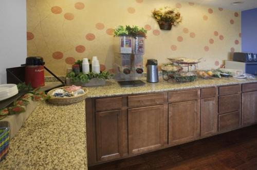 Americas Best Value Inn Waco - Franklin Avenue - image 6