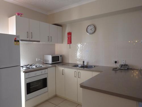 Kitchen, Werribee Motel & Apartments in Werribee