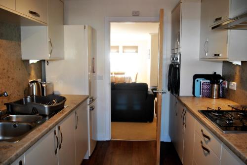 Forth View- stylish upper apartment with sea views 4