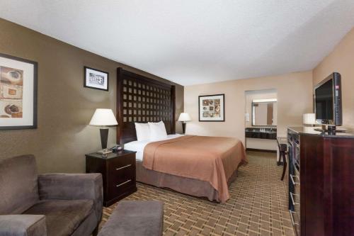Super 8 by Wyndham Atoka - image 6