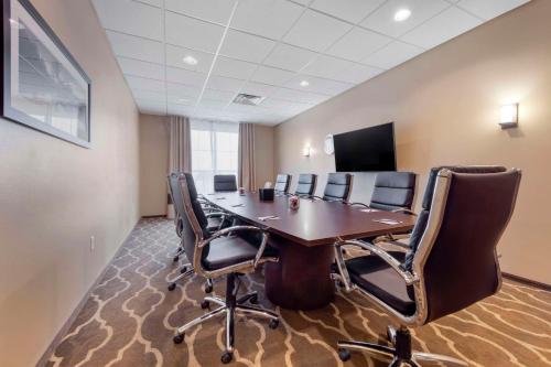 Comfort Suites & Conference Center Worthington - image 14