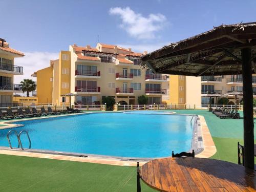 Spacious 2 bed Apt with pool & sea views