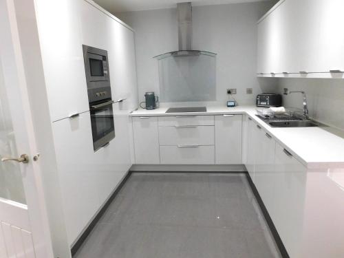 Beautiful 3 bedroom home with large garden 35 mins to Glasgow & Edinburgh in Harthill