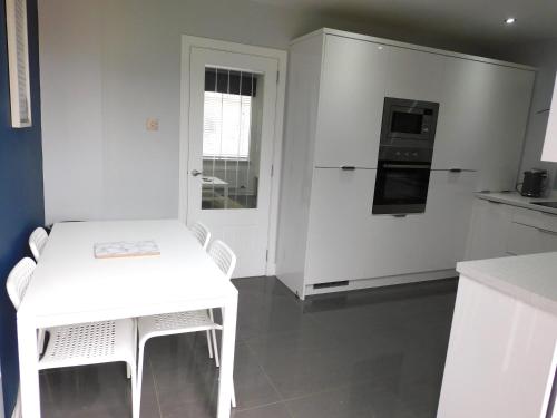 Beautiful 3 bedroom home with large garden 35 mins to Glasgow & Edinburgh in Harthill