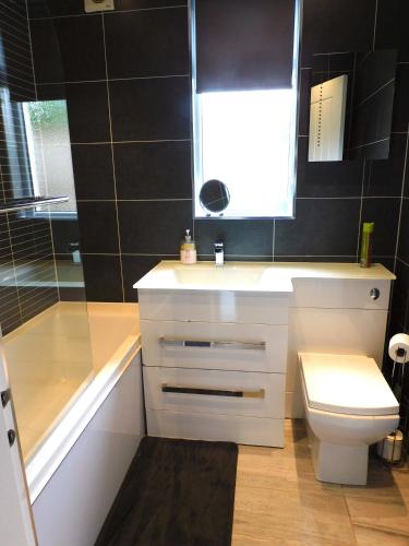 Beautiful 3 bedroom home with large garden 35 mins to Glasgow & Edinburgh in Harthill