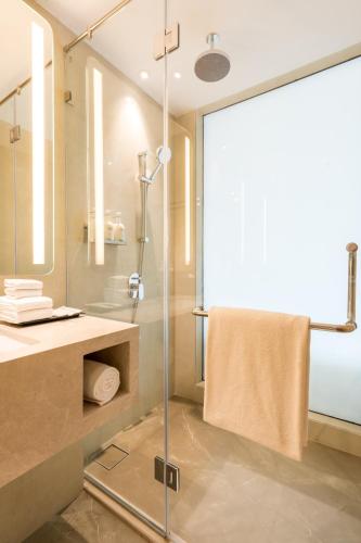 Standard Twin Room image 6