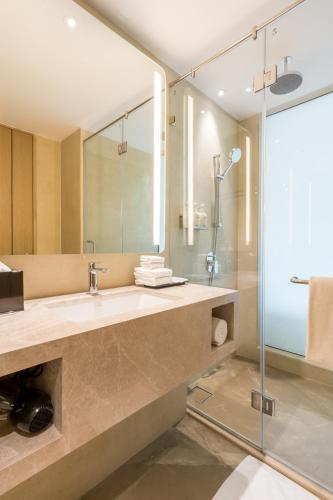 Standard Twin Room image 7