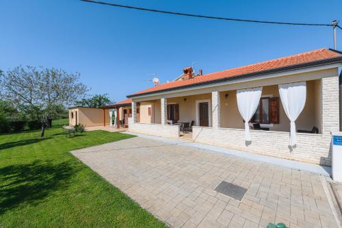  MIMA house with apartments in Savudrija