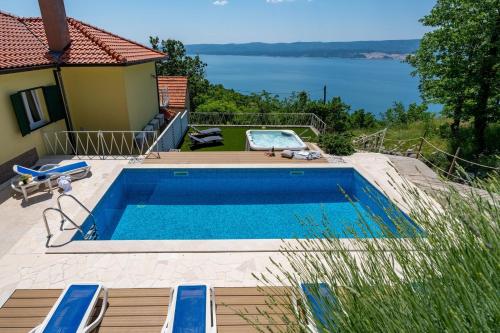  Villa Maruncela with sea and island views, 5 bedrooms, private pool, gym in 21317 Lokva Rogoznica
