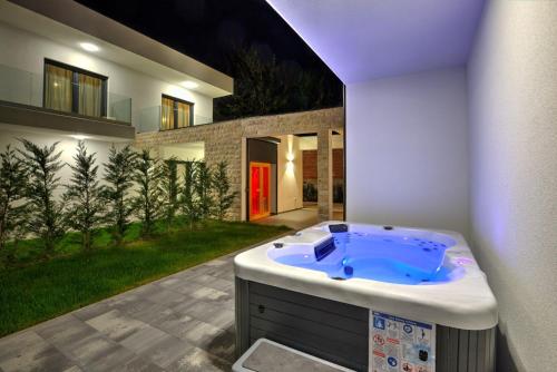 Villa BELLAMY with pool and jacuzzi near Poreč