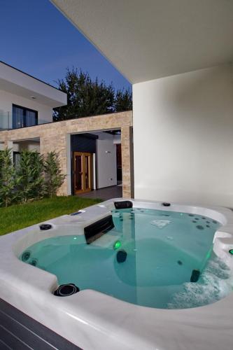 Villa BELLAMY with pool and jacuzzi near Poreč