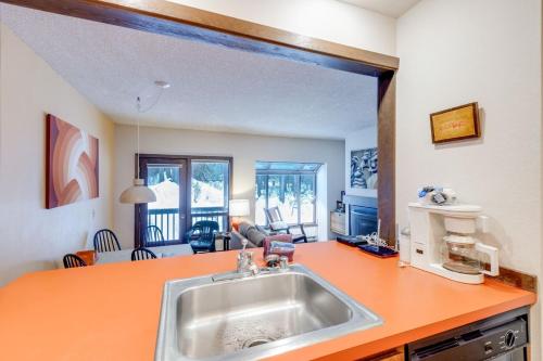 33SW - WiFi - Fireplace - Amenities - Sleeps 4 home