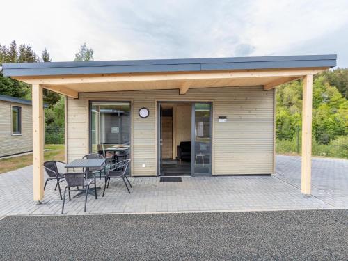 Barrierefreies Bungalow am Kronenburger See mit Terrasse in Hallschlag, Deutschland