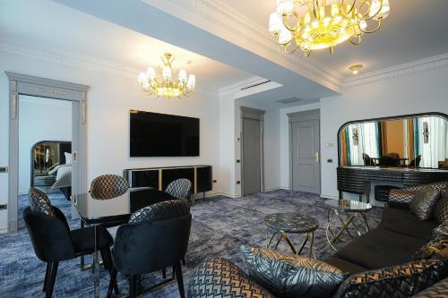 Deluxe King Suite