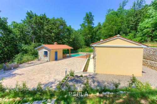 Cozy holiday house CAPREE with pool in a quiet location near the beach Rabac - image 2