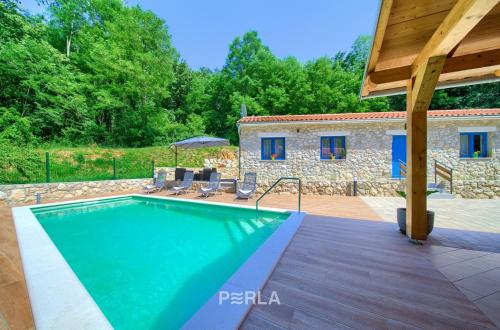 Cozy holiday house CAPREE with pool in a quiet location near the beach Rabac - image 4