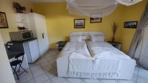 Twin Room image 7