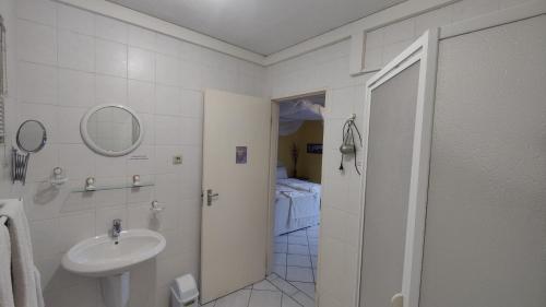 Twin Room image 6