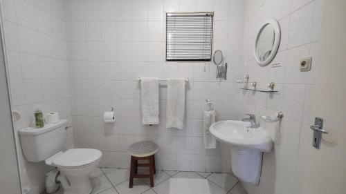 Twin Room image 4