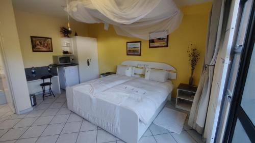 Twin Room image 1