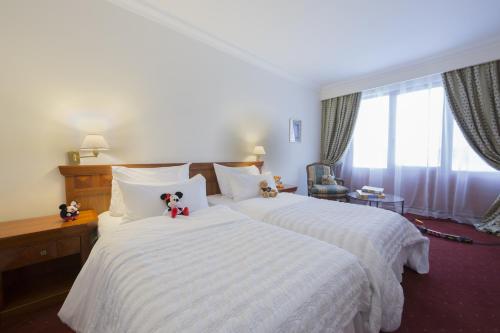 1 queen bed, 2 twin beds