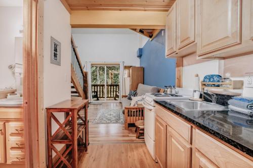 18SLL - Newly Remodeled - Sleeps 4 - Fireplace - WithD condo, Glacier (photo 5)